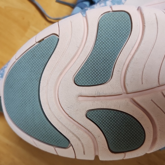 Easy Spirit x Denise Austin Flower Sneakers - Picture 8 of 9